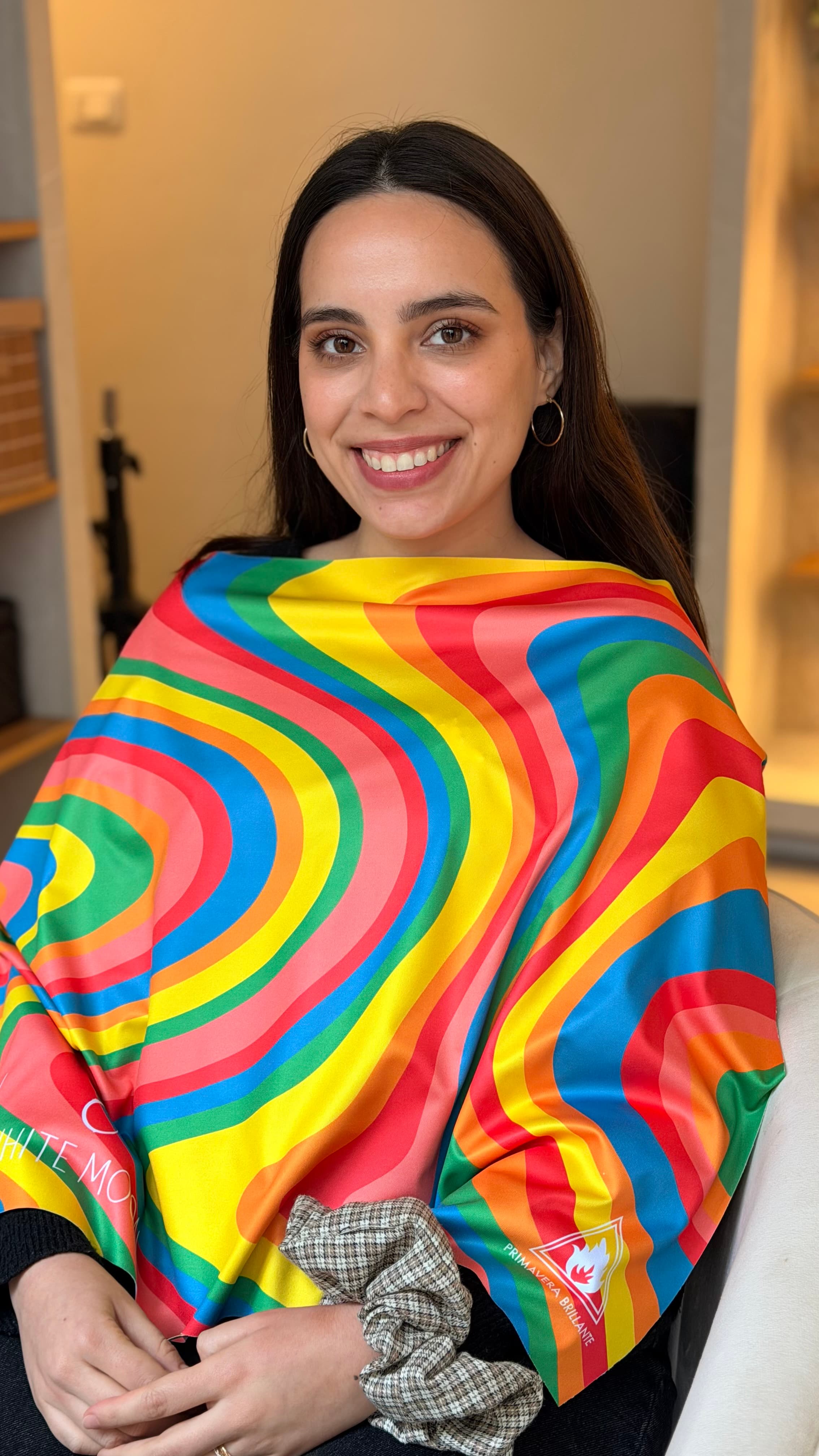 Cliente con paño de colorimetría durante diagnóstico de paleta